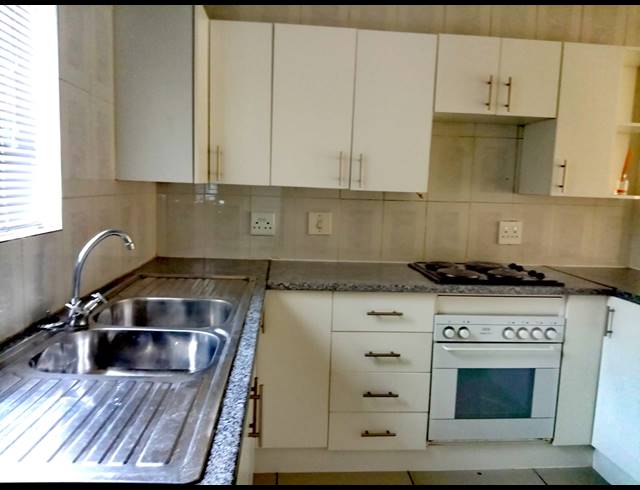 3 BEDROOM APARTMENT FOR SALE IN VANDERBIJLPARK SW 5